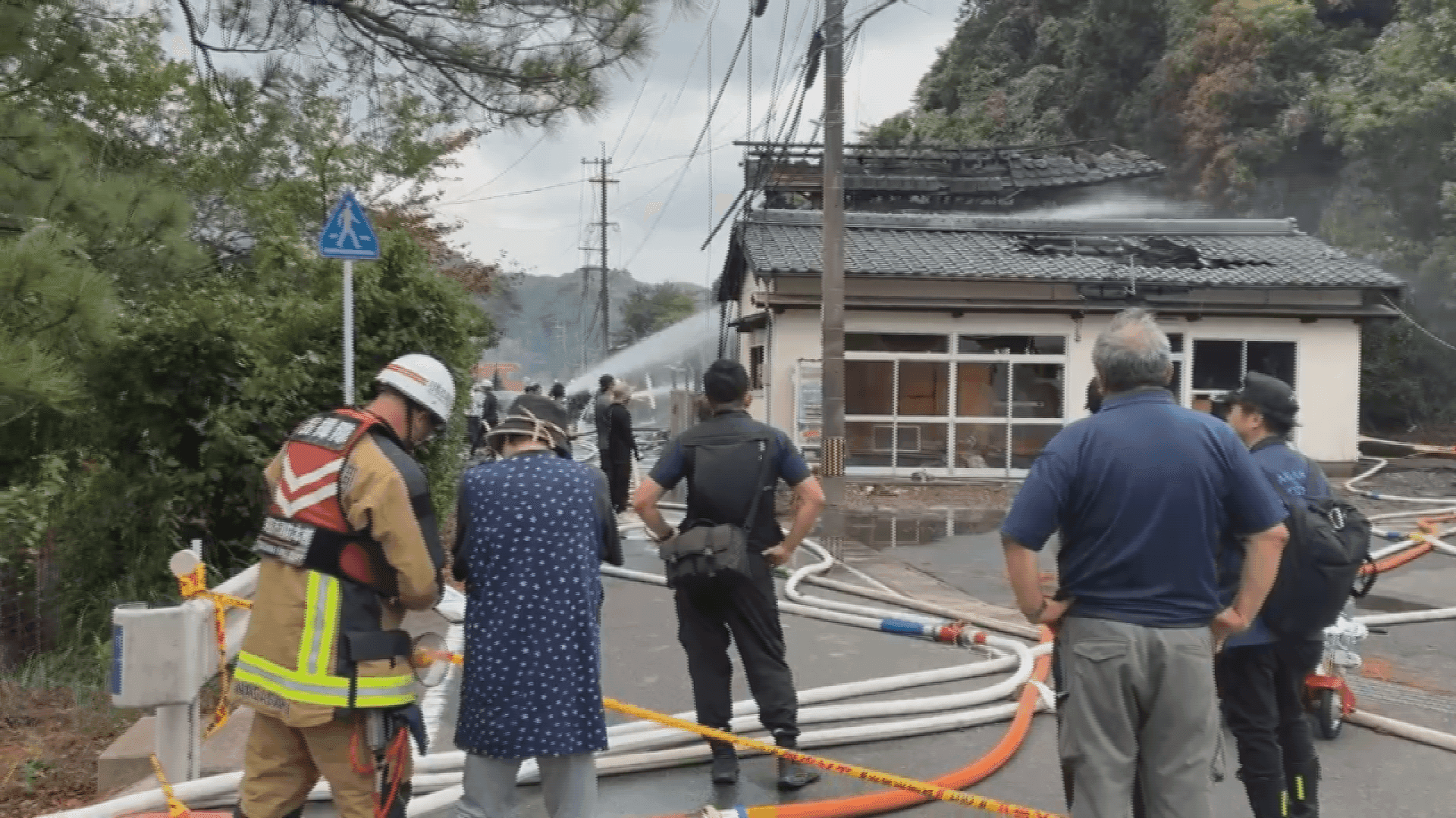 対馬市で住宅など８棟焼ける火災　８０代男性と連絡取れず