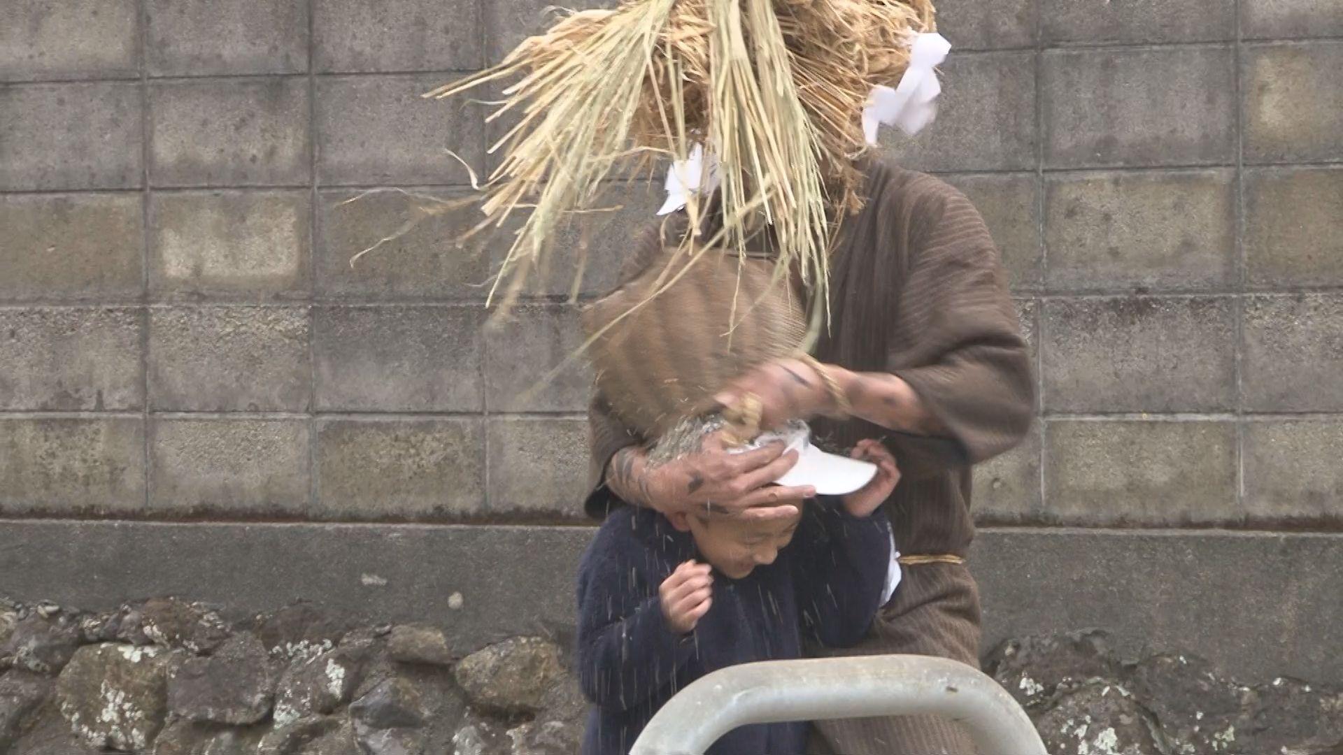 【長崎】逃げ回る子どもと砂かけるサンドーラ 奇祭”大宝の砂打ち”五島市玉之浦町