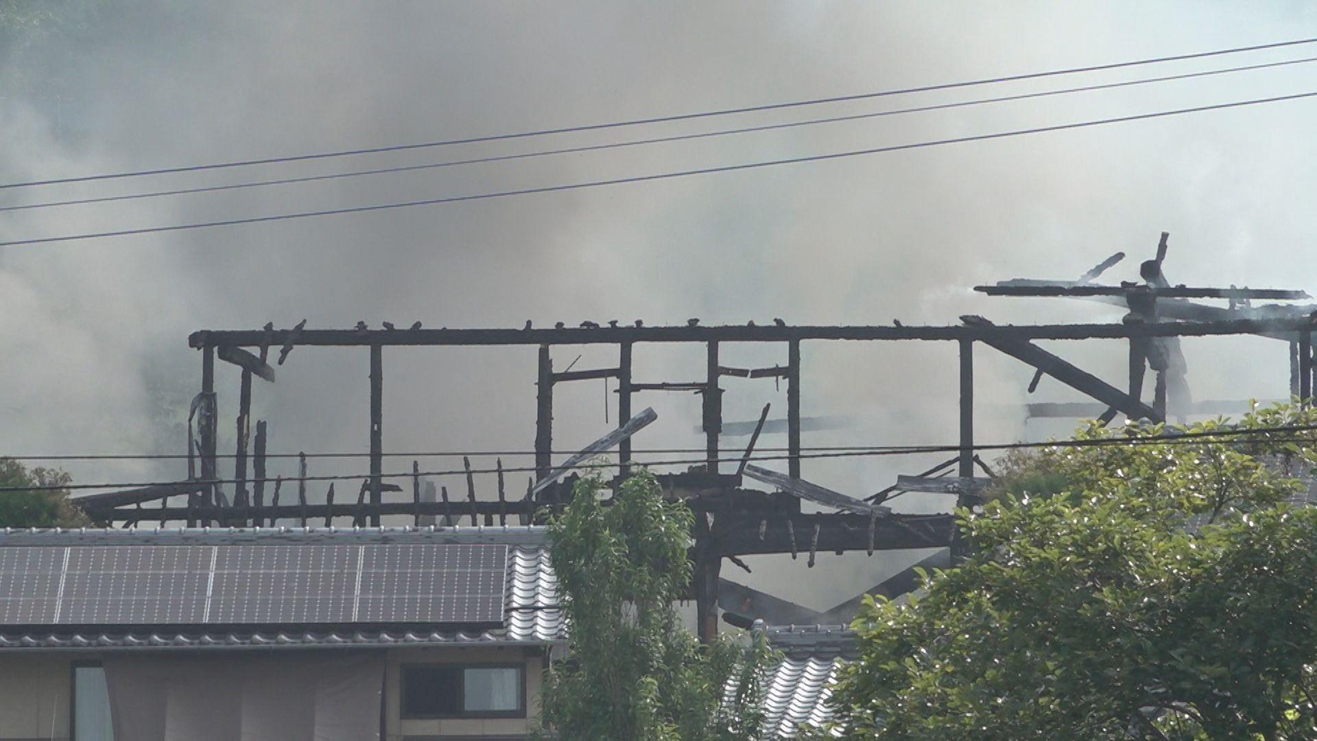佐世保市瀬道町で倉庫から出火　燃え移った住宅も全焼