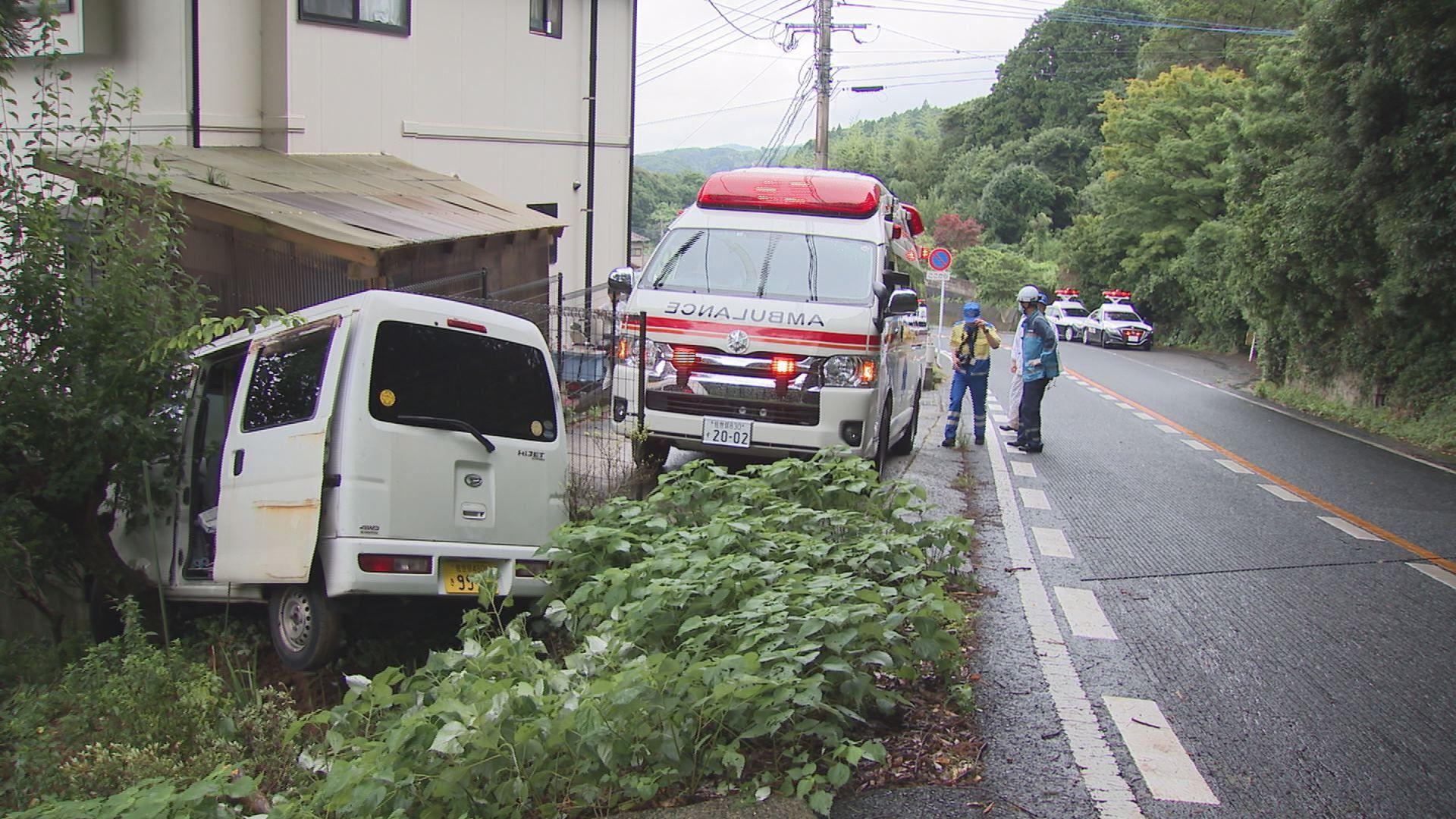 路面は雨で濡れた状態…スリップ事故か カーブ続く下り坂で軽乗用車が住宅塀に衝突