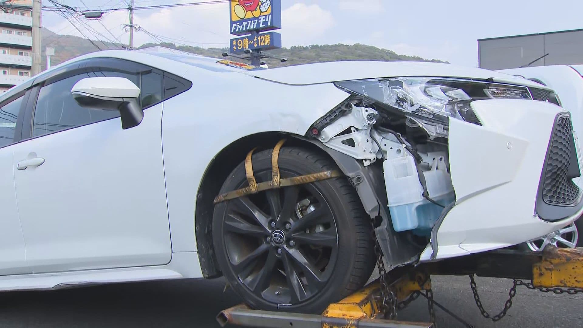 「ブレーキとアクセルを踏み間違えた」８０代男性が運転する車が靴店に突っ込む けが人なし
