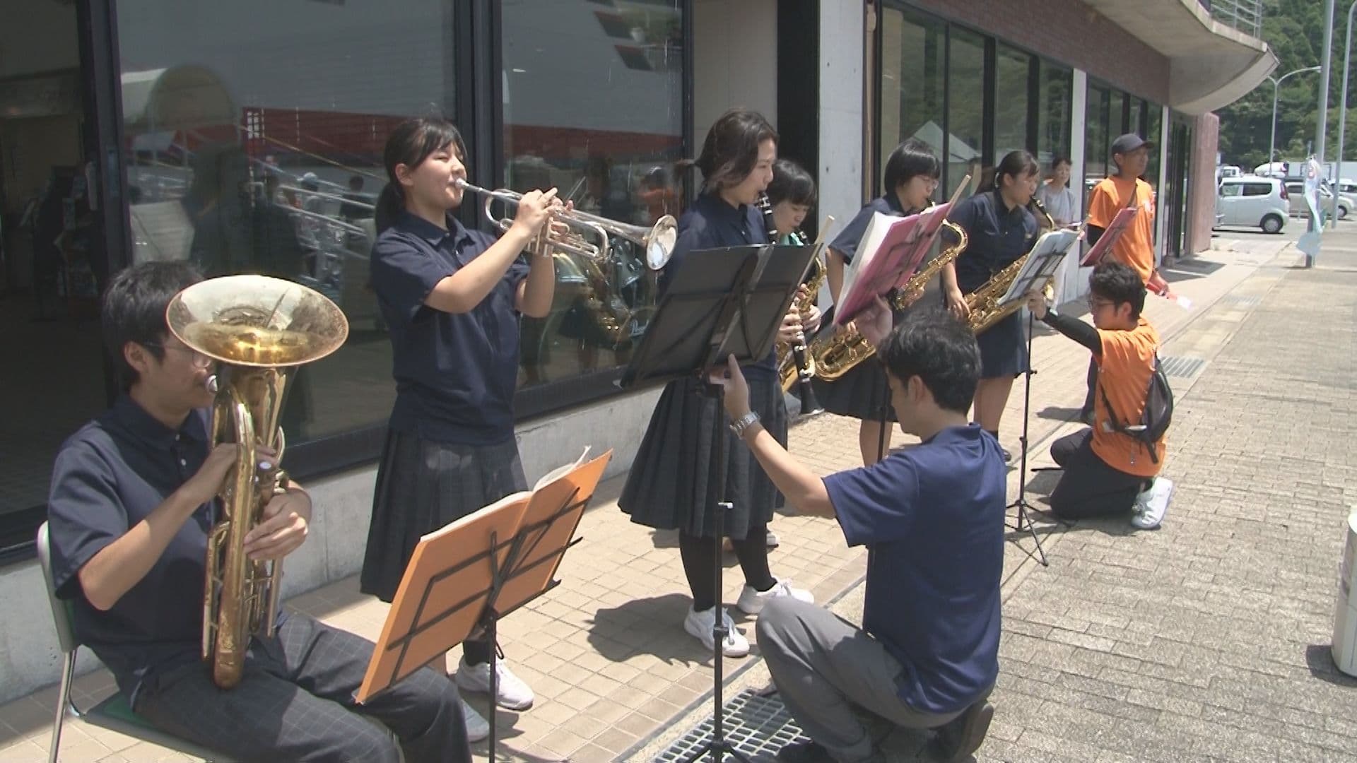松任谷由実さん作の｢瞳を閉じて｣港に響く ｢船ありがとう!｣生活に欠かせない定期船に感謝 