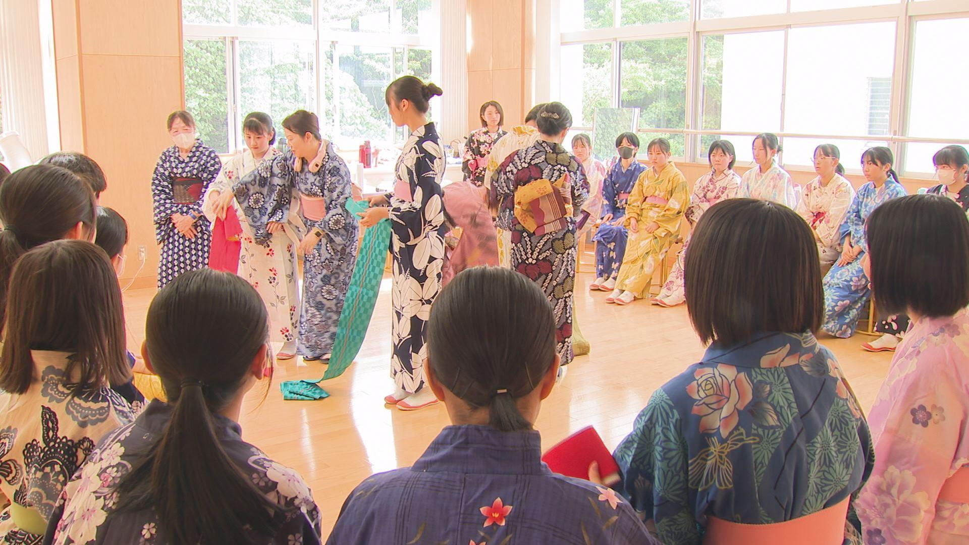 ｢好きな人とお祭りに行きたい！｣佐世保市の中学生が浴衣着付けに挑戦