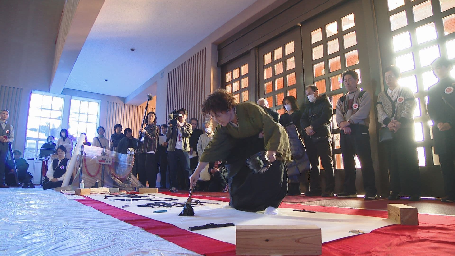 【長崎】ウクライナ侵攻４年 平和メッセージ揮毫