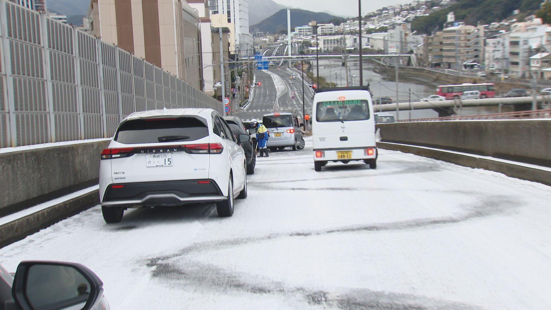 長崎市川口町で事故が多発…複数台の車が立ち往生