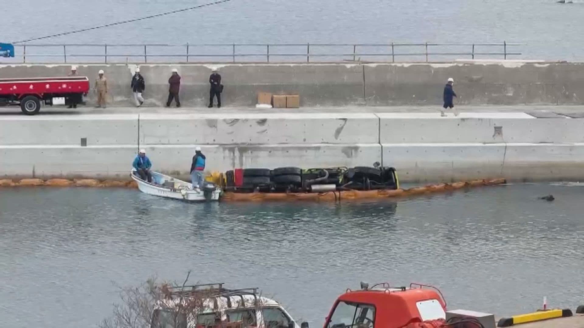 １１２６対馬市でミキサー車海に転落４