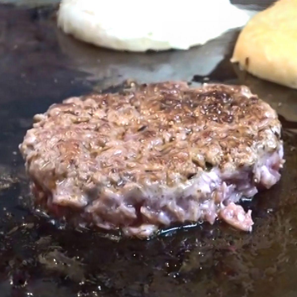 ニューオープンカフェのガッツリ肉バーガー！長崎市「路地カフェ」