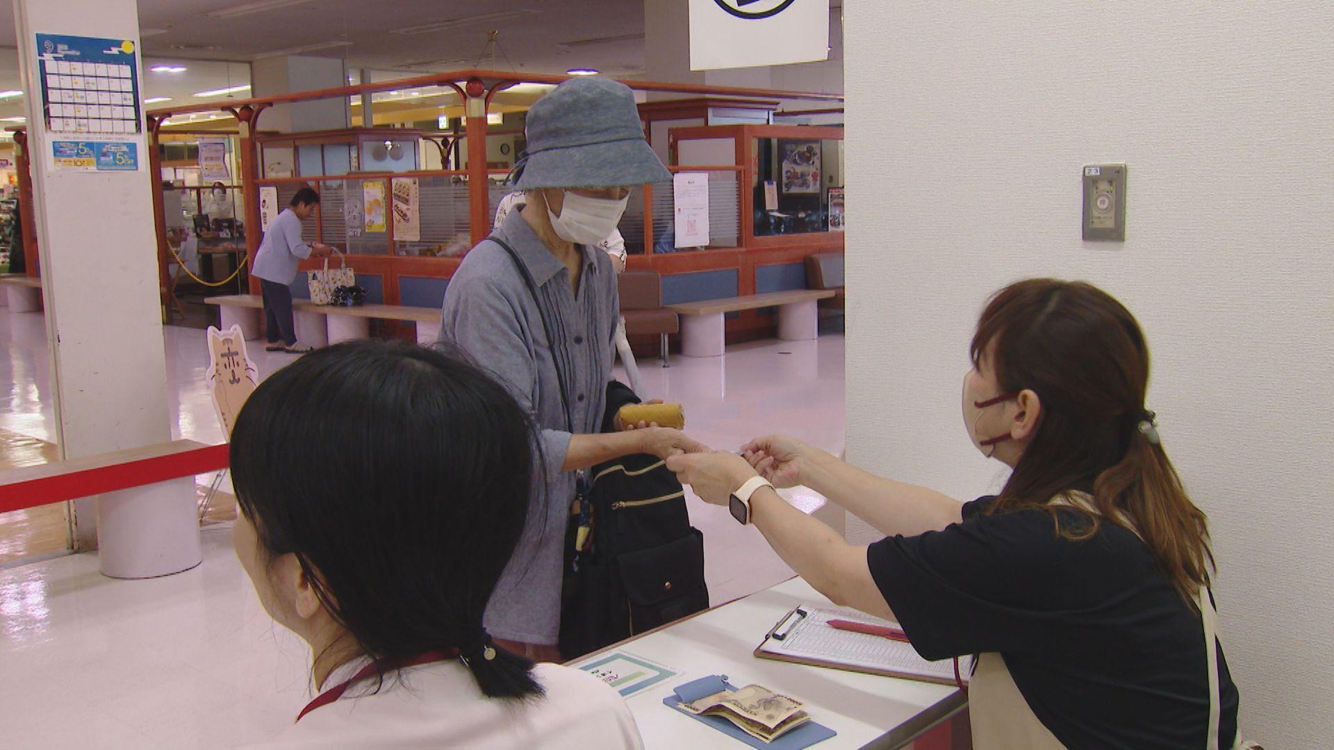 ９万円分購入した人も…イオン東長崎でプレミアム付商品券販売