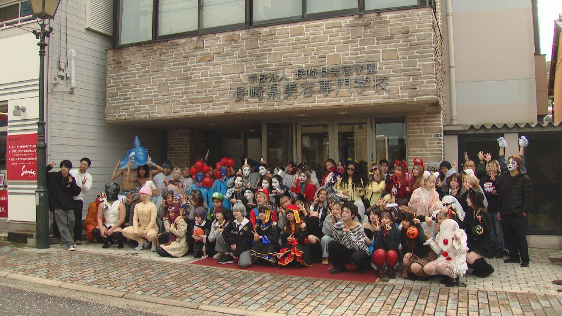 メイクやヘアメイクの技術を発揮！長崎県美容専門学校がハロウィーンパレード