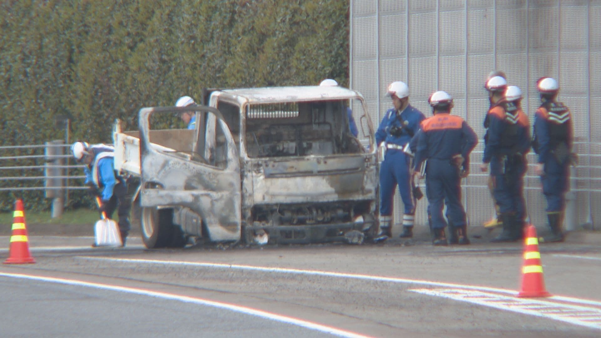 「ダンプカーの運転席の下に火が見える」　高速道路で“異音”　バスレーンに停車後に燃え上がる