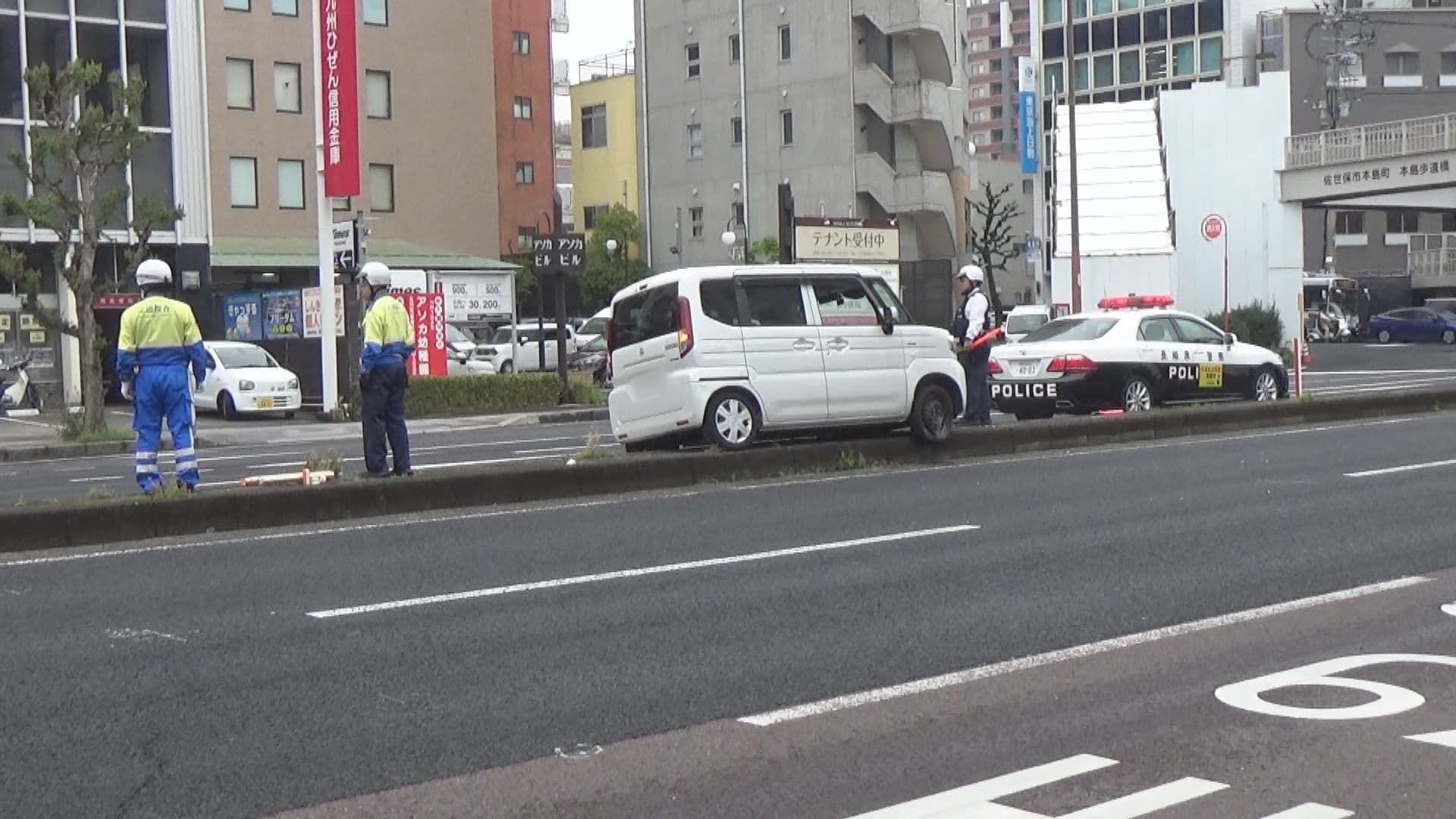 0413佐世保市本島町で軽自が中央分離帯乗上げ事故