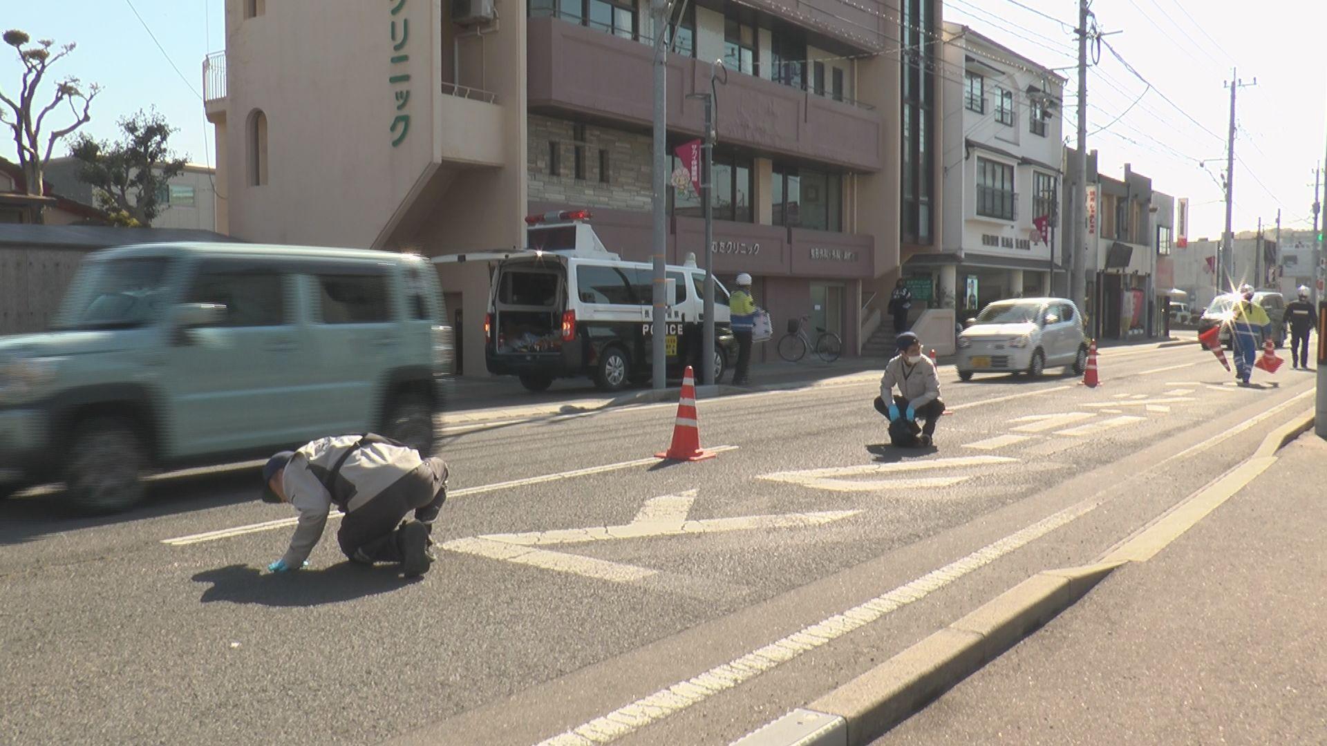 大村市で軽乗用車にはねられ女性が重体