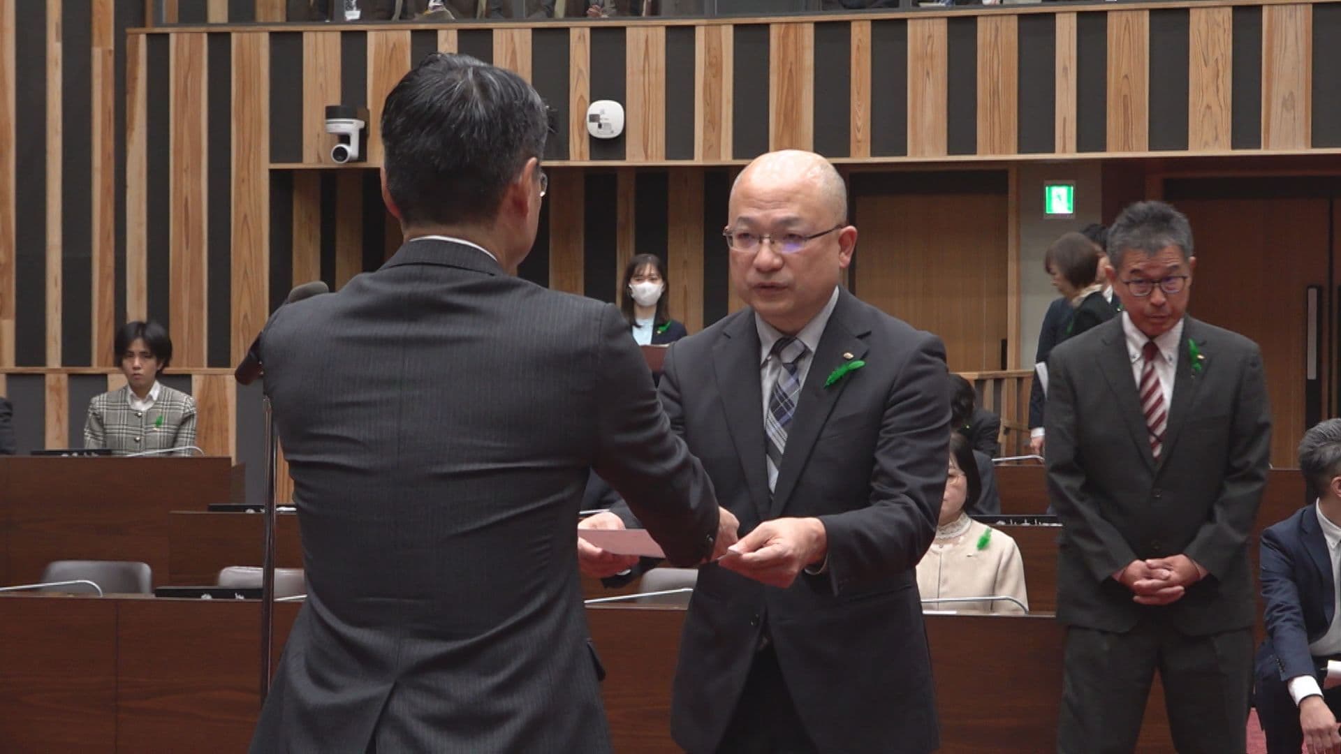 ｢人とのつながりはかけがえのない宝｣県庁で辞令交付式 １０９人が退職