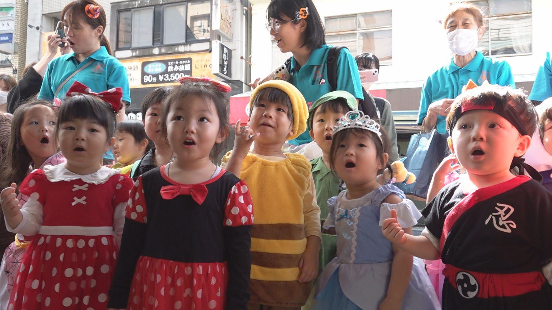 約１００人の園児らがかわいい仮装！ハロウィーンパレード