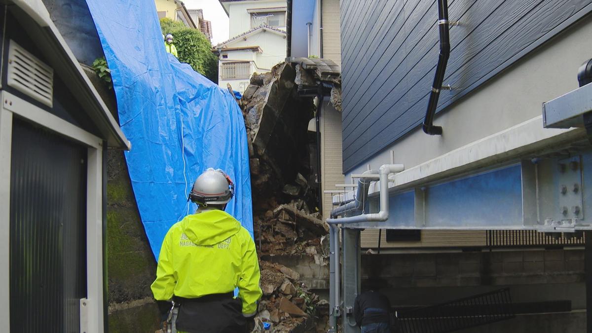 【長崎】｢揚げ物をしていたらドーンときた｣崖崩れが住宅直撃　７０代女性がガラス片で顔や指にけが