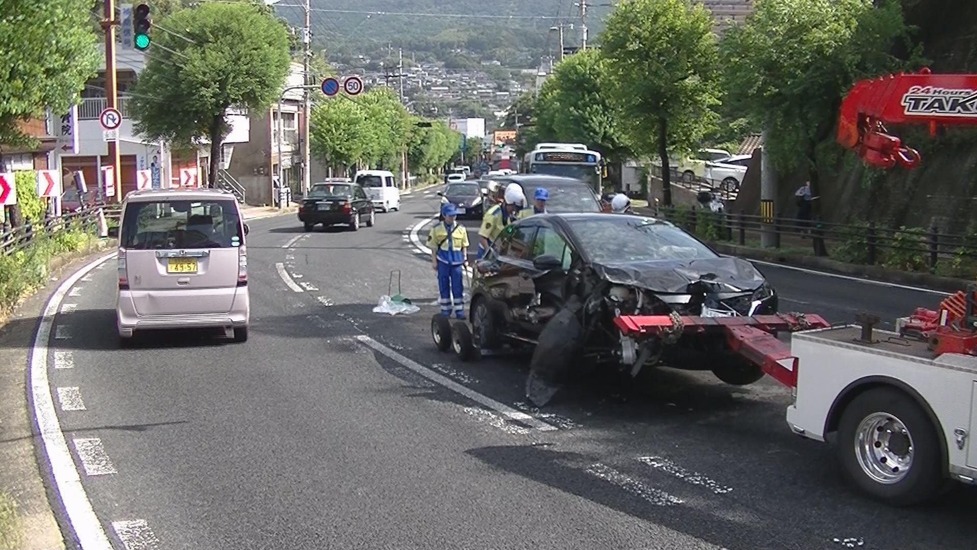 佐世保市で車３台が絡む事故　２人救急搬送