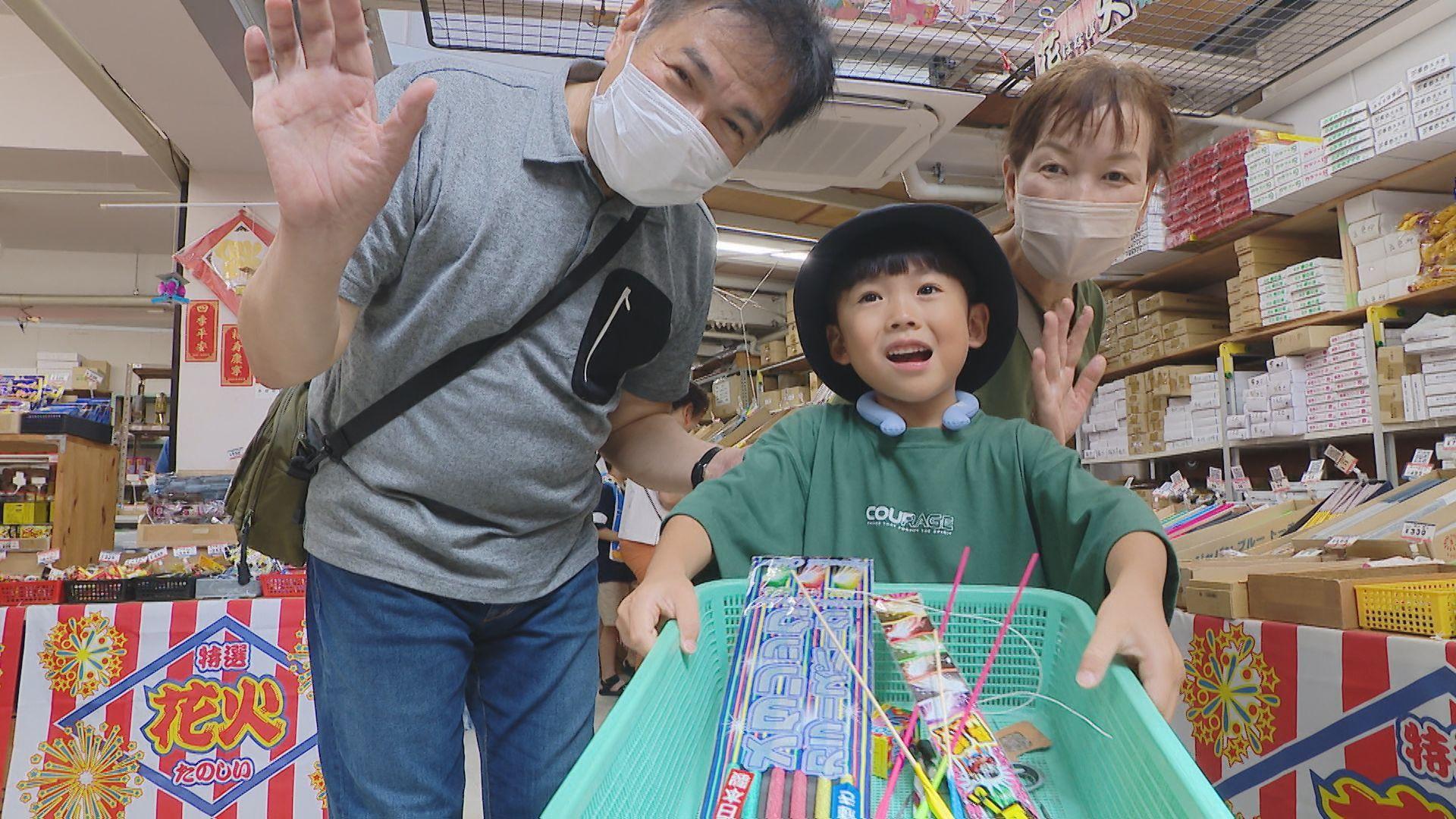 長崎のお盆　花火専門店は大忙し　段ボール数箱 ２０万円分購入も　