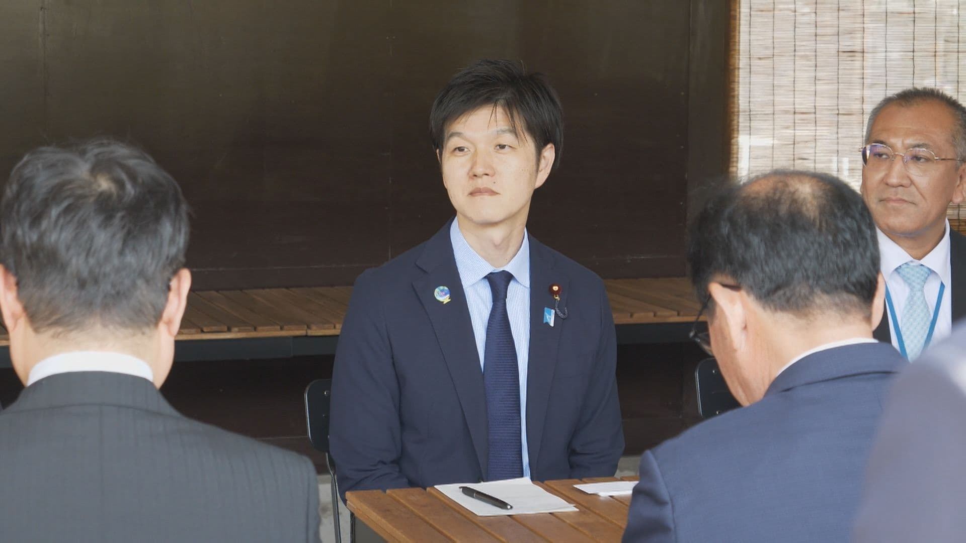 韓国からの船客の靴底・自転車を消毒　家畜伝染病の防疫対策を鈴木農水大臣が視察