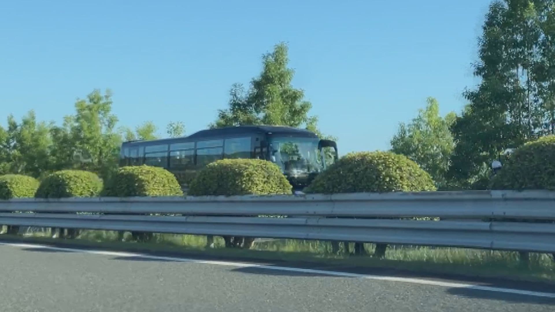 長崎自動車道で貸し切りバス炎上 乗客35人は避難しけが人なし