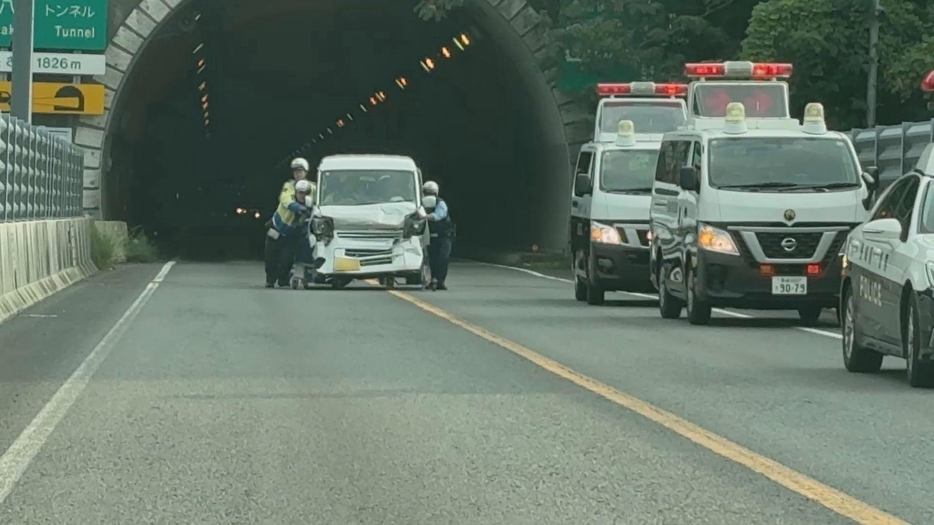 唐八景トンネルで追突事故