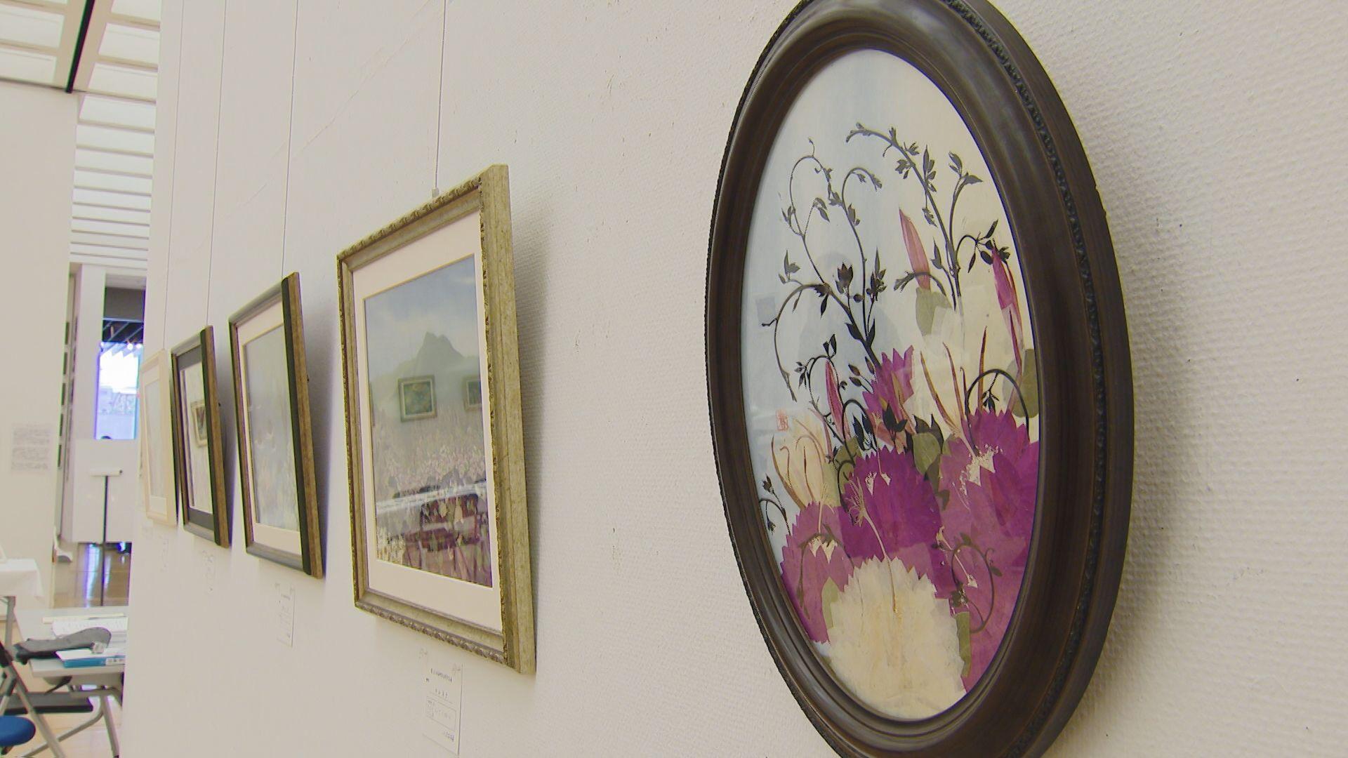 色合いそのままに　押し花作品展始まる　長崎県美術館