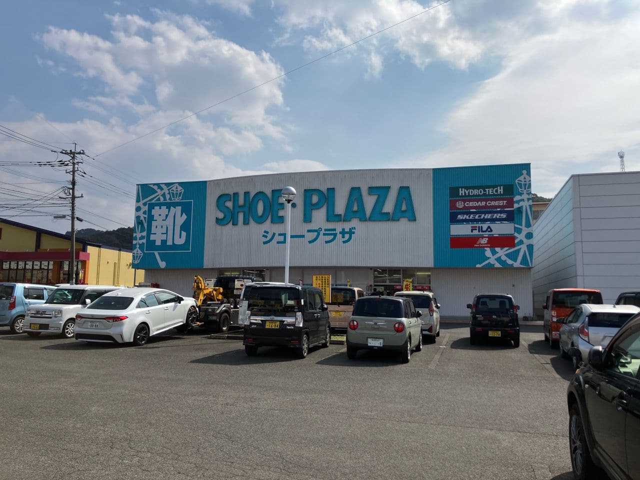 【速報】「ブレーキとアクセルを踏み間違えた」８０代男性が運転する車が靴店に突っ込む けが人なし