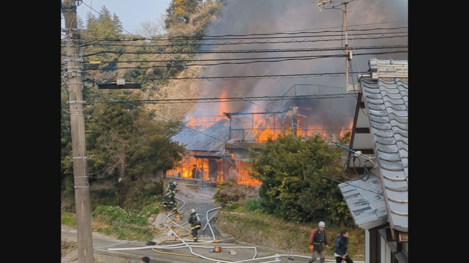 「炎と黒煙が見える」 時津町左底郷の２階建て住宅が全焼する火災　けが人なし
