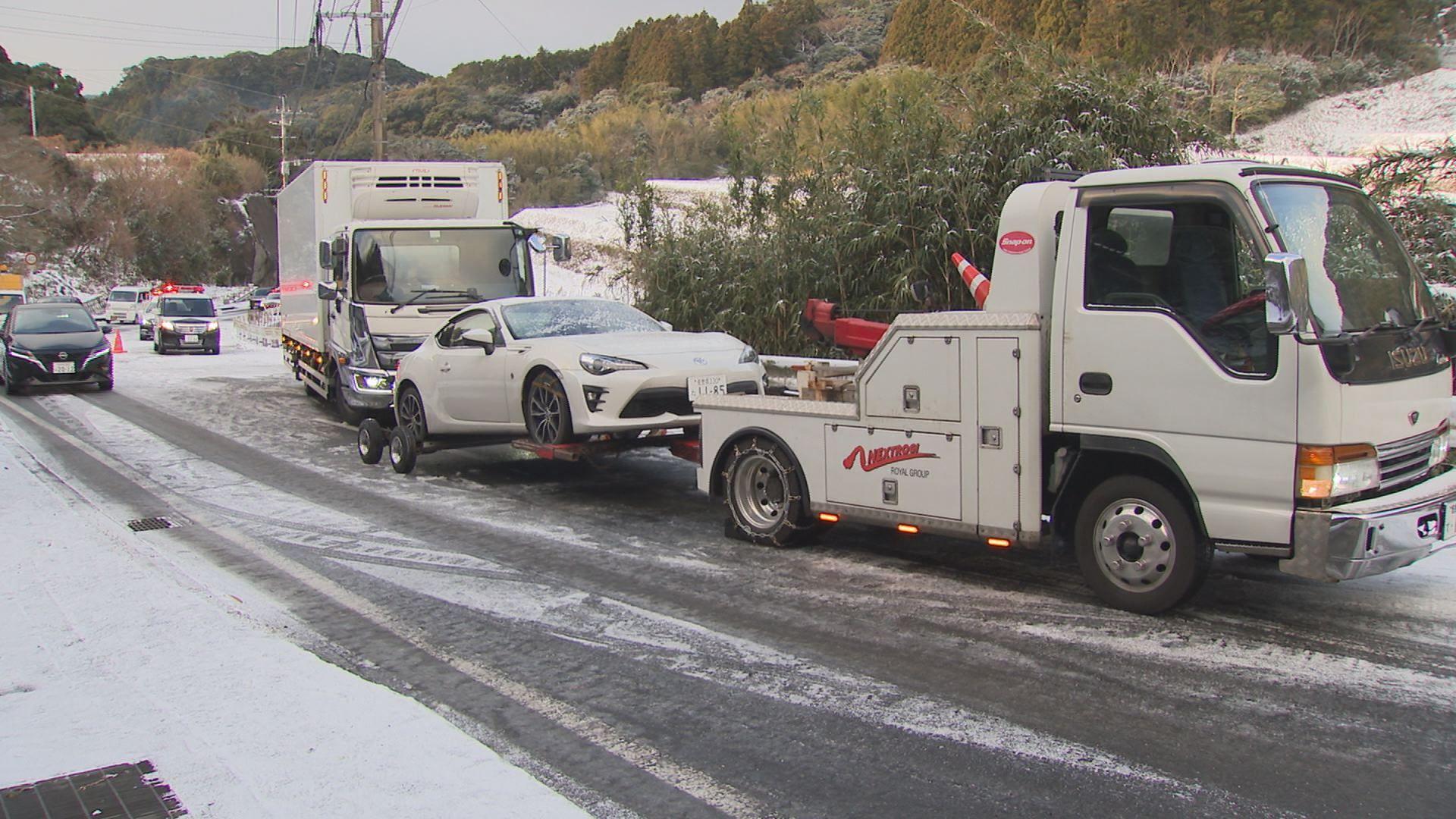 雪の影響で県道で立ち往生やスリップ事故 佐世保市