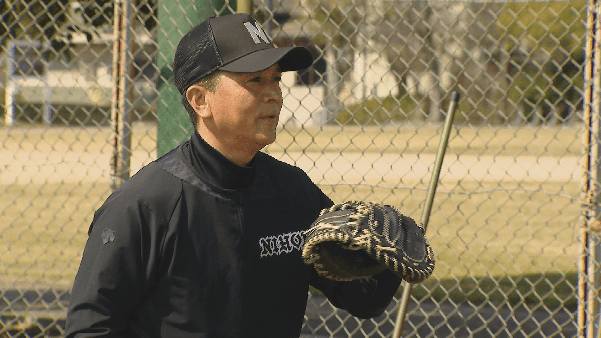【センバツ】長崎日大・平山清一郎監督　ブルペンで自ら捕球　甲子園で監督として初白星へ