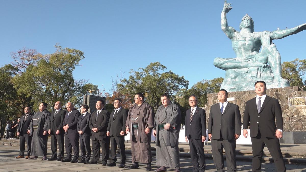 1129お相撲さんが平和公園で献花