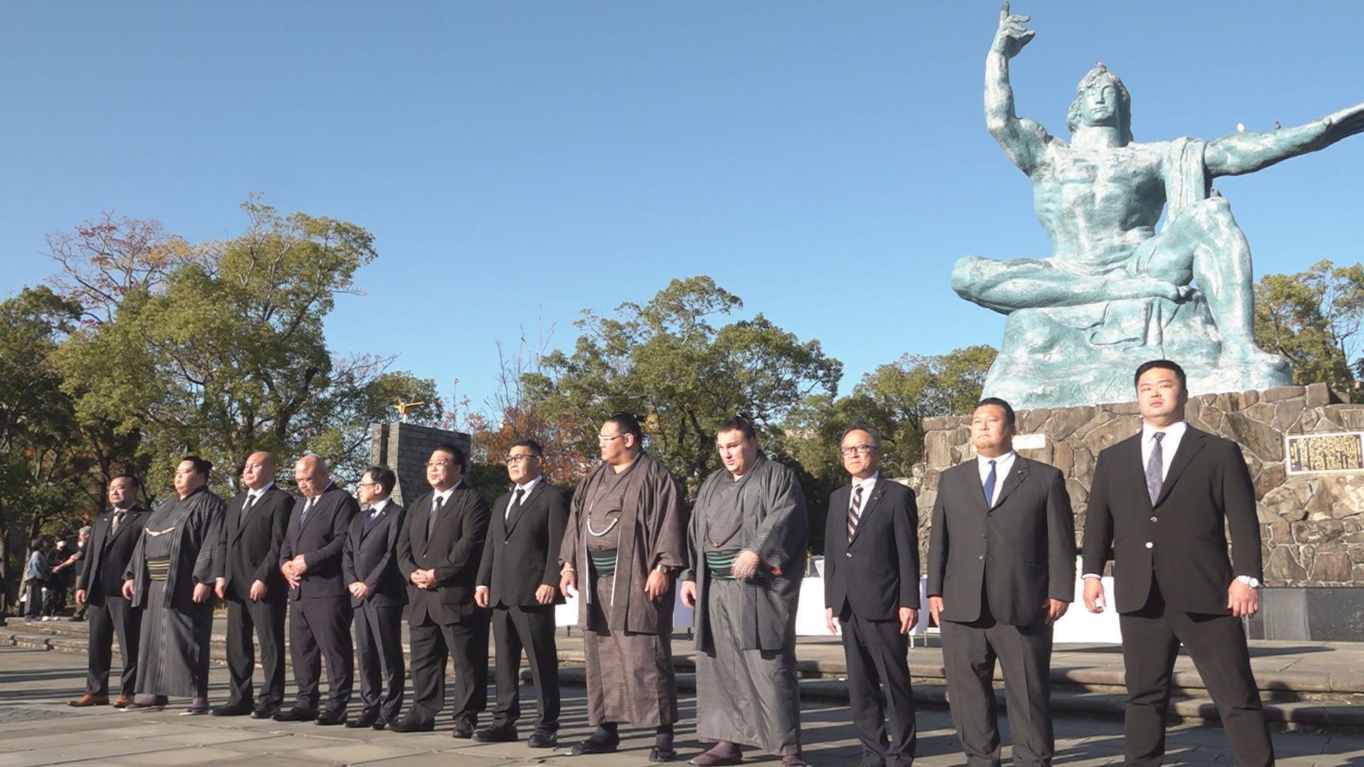 大相撲冬巡業前に力士らが平和公園に献花