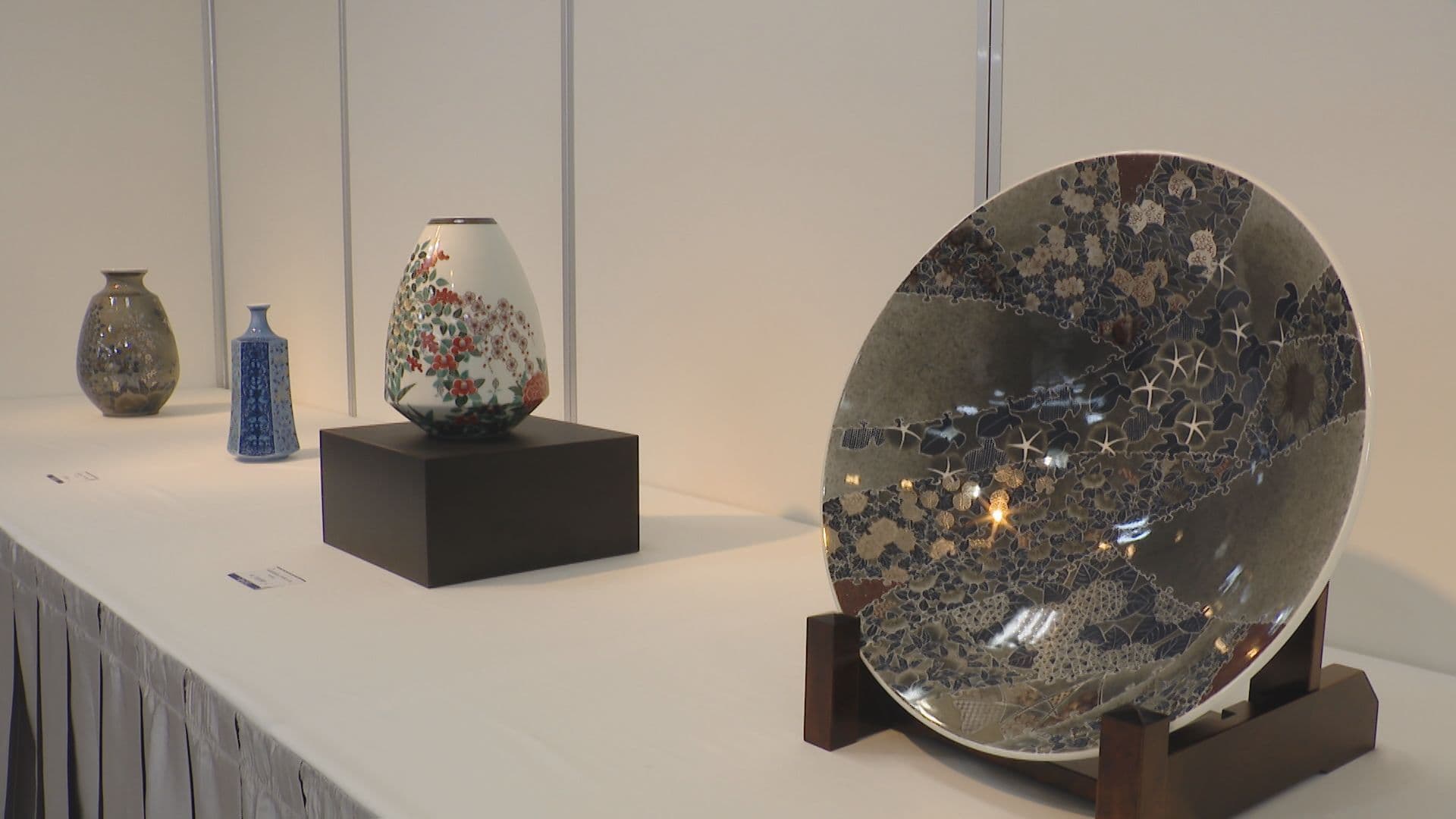 人間国宝が手がけた“色鍋島”　十四代 今泉今右衛門展