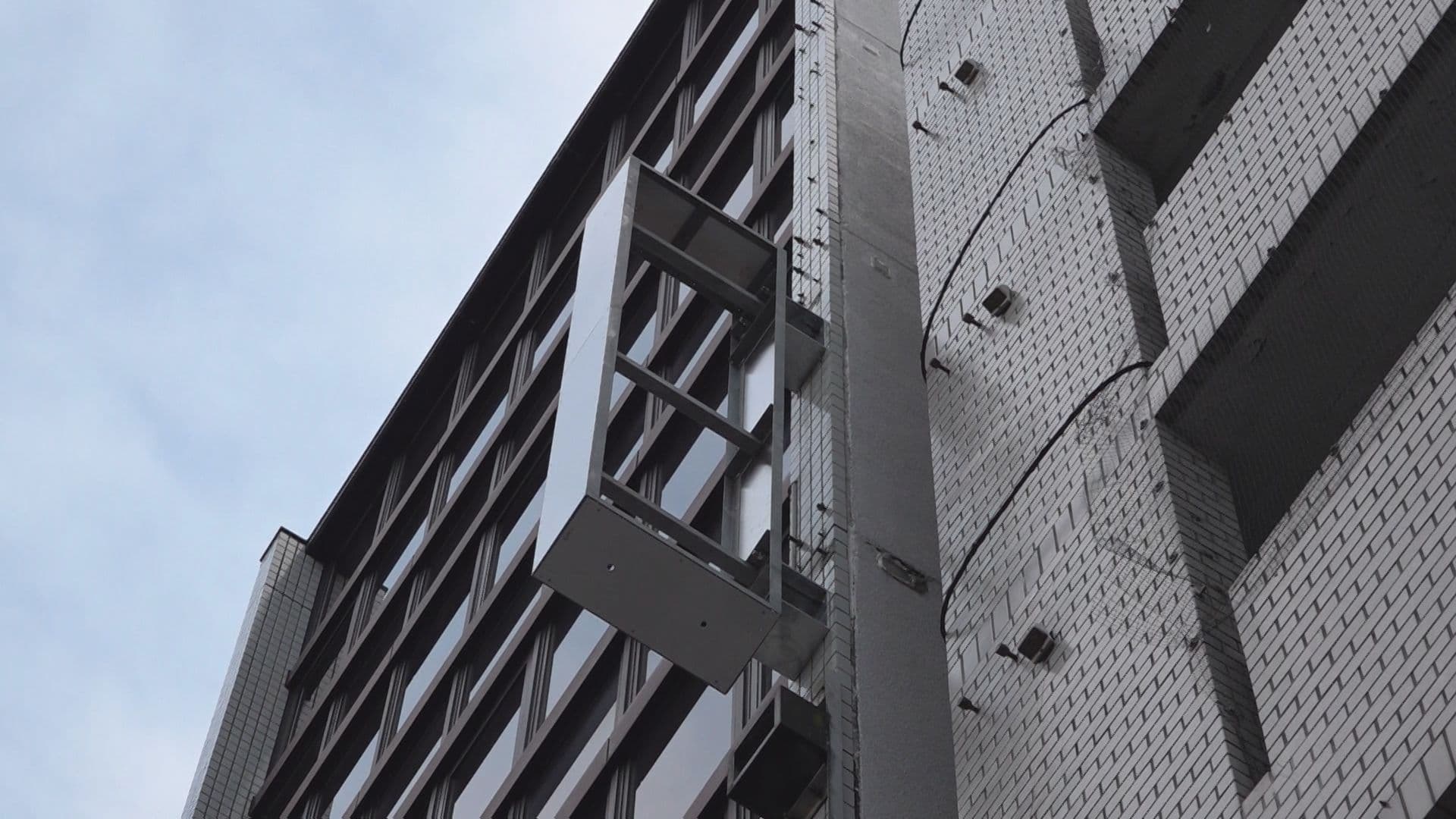 ビル看板の交換中に長さ約３．６ｍのアルミ板が落下…歩行者の男性が額を負傷し救急搬送 佐世保市