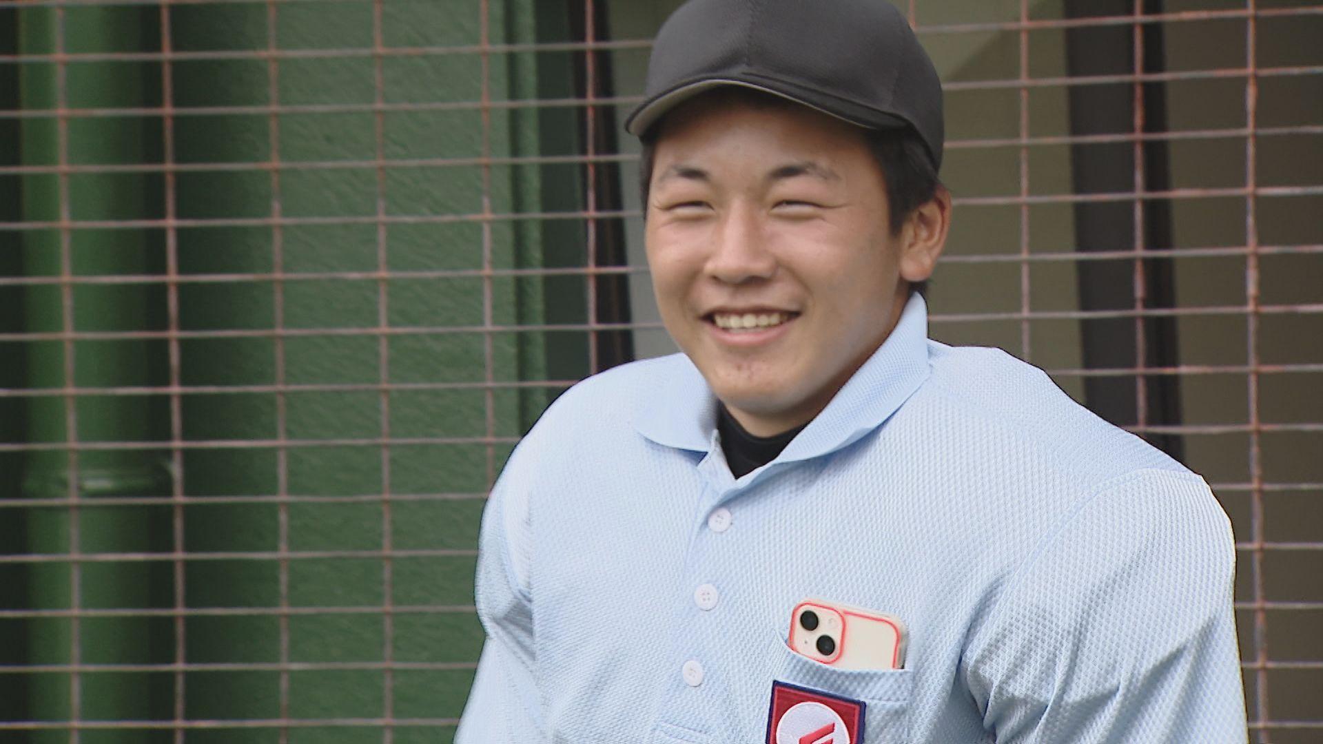 主審　試合前　笑顔