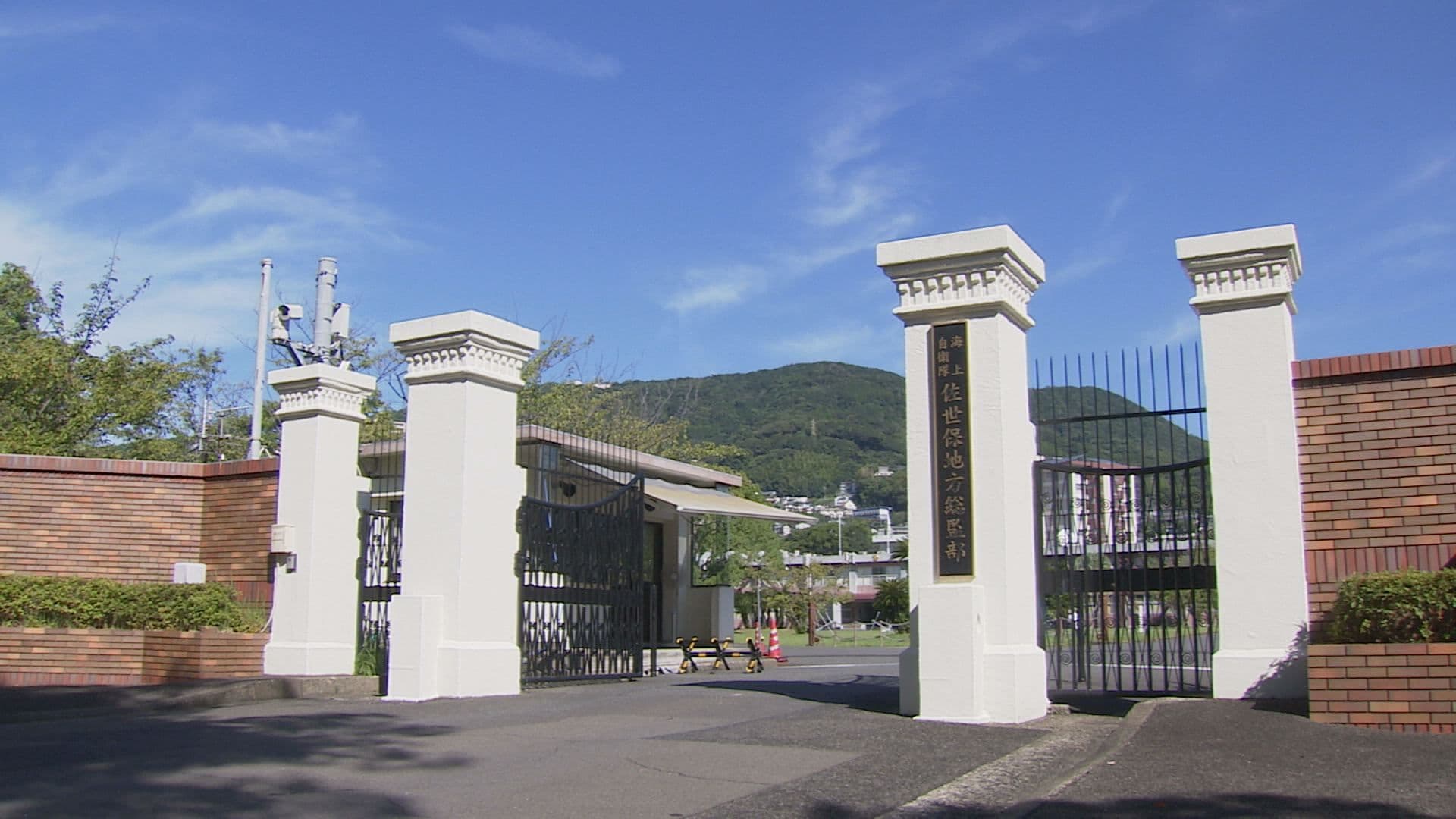 同僚１０人のロッカーから現金１９万円を盗む　懲戒免職の２０代海自隊員「父の借金の連帯保証人となり、精神的に追い込まれていた」　