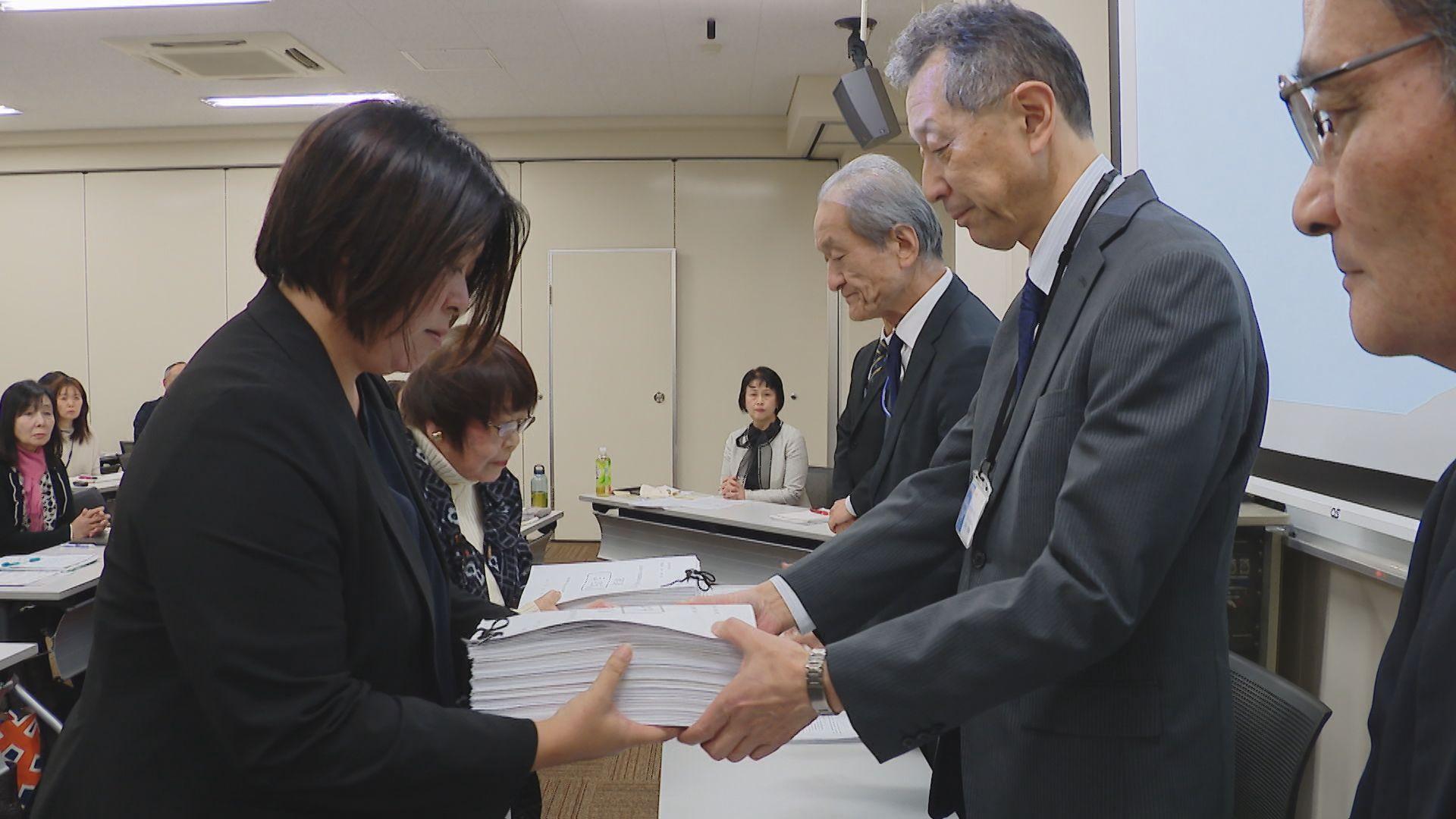 活水中学の生徒募集停止に反対　保護者や卒業生らが撤回を求める署名を提出