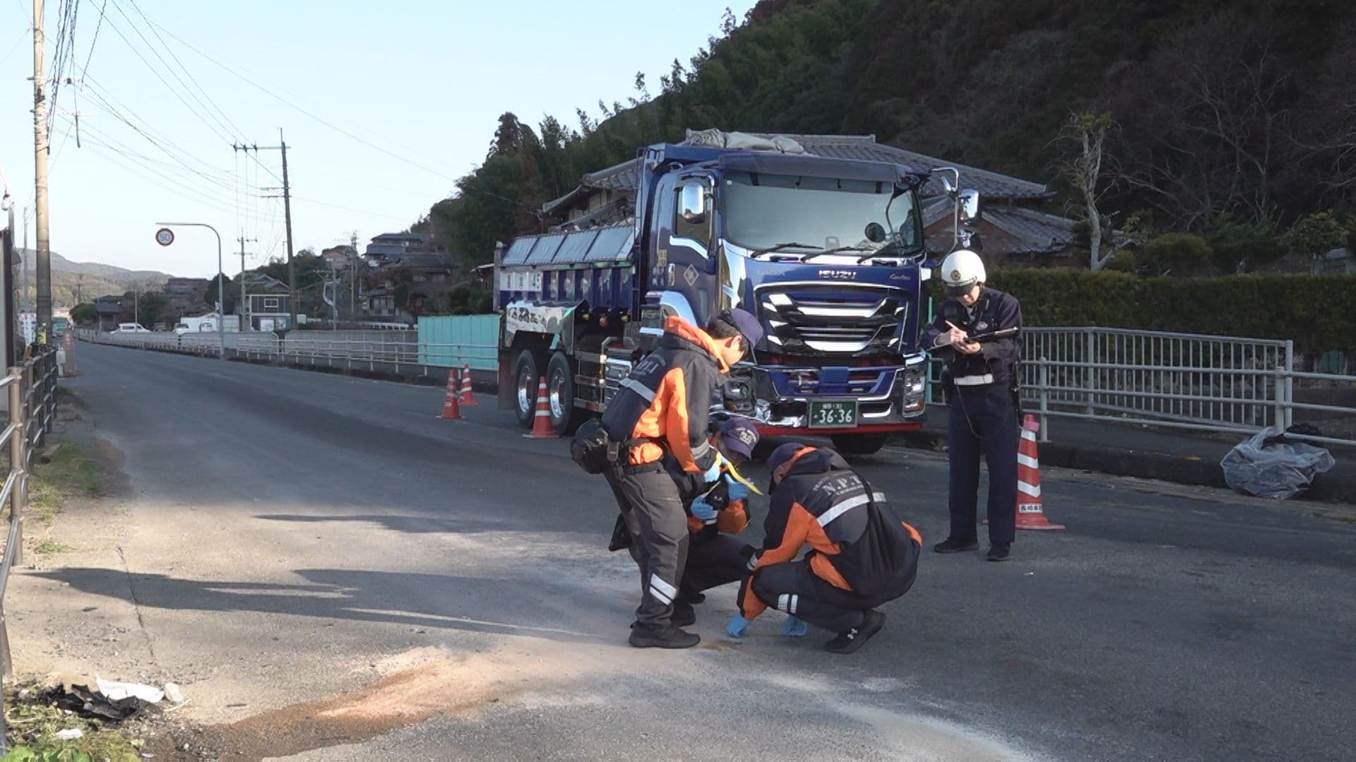 川棚町で大型トラックと車が正面衝突 ５歳男児が一時重体で救急搬送も命に別状なし
