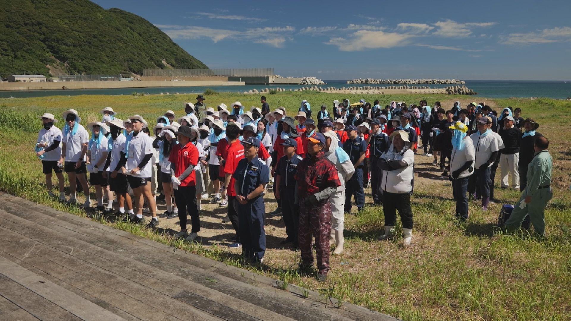 日韓の高校生･大学生らが対馬の海岸を清掃 今年で２０回目
