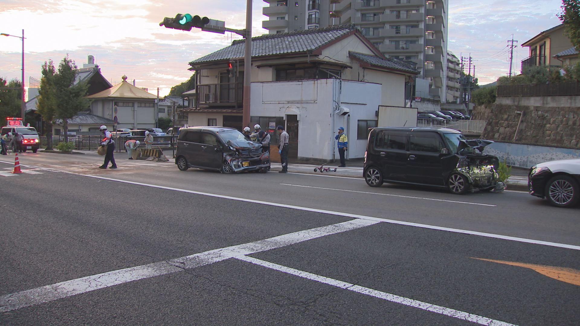 佐世保市稲荷町　国道交差点で軽乗用車同士が衝突　女性２人を救急搬送