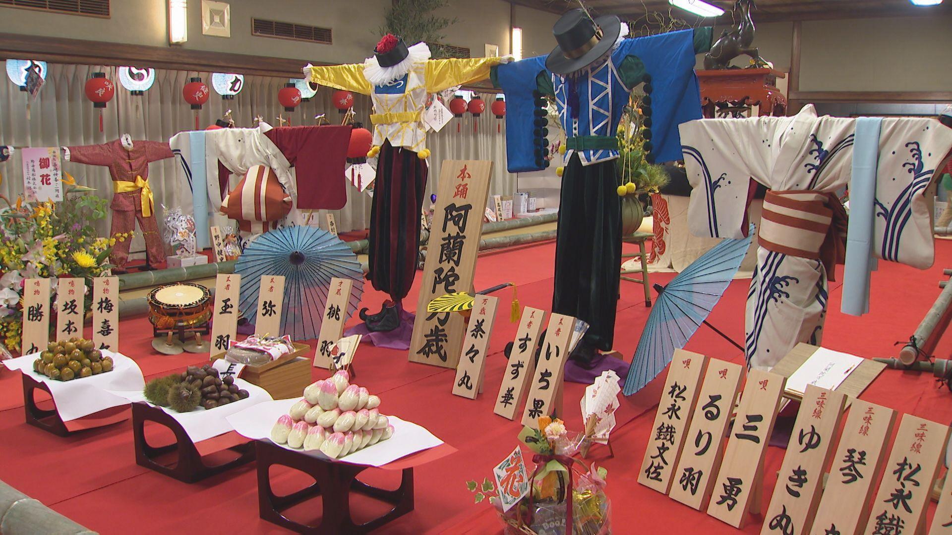 長崎くんちまであと４日「庭見世」にぎわう 奉納踊で使う龍や船、衣装など展示