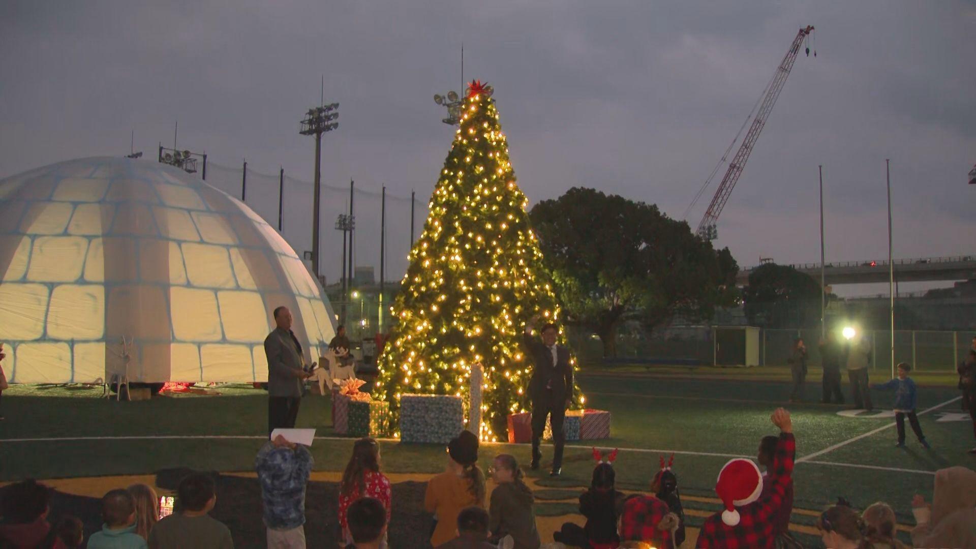 アメリカ海軍佐世保基地ニミッツパークでクリスマスツリー点灯式