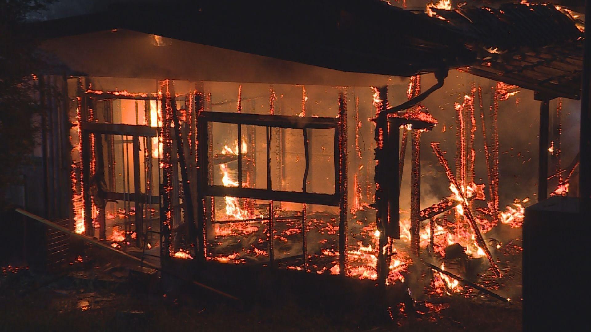 島原市で空き家と納屋が全焼…先月にも同じ空き家で火事