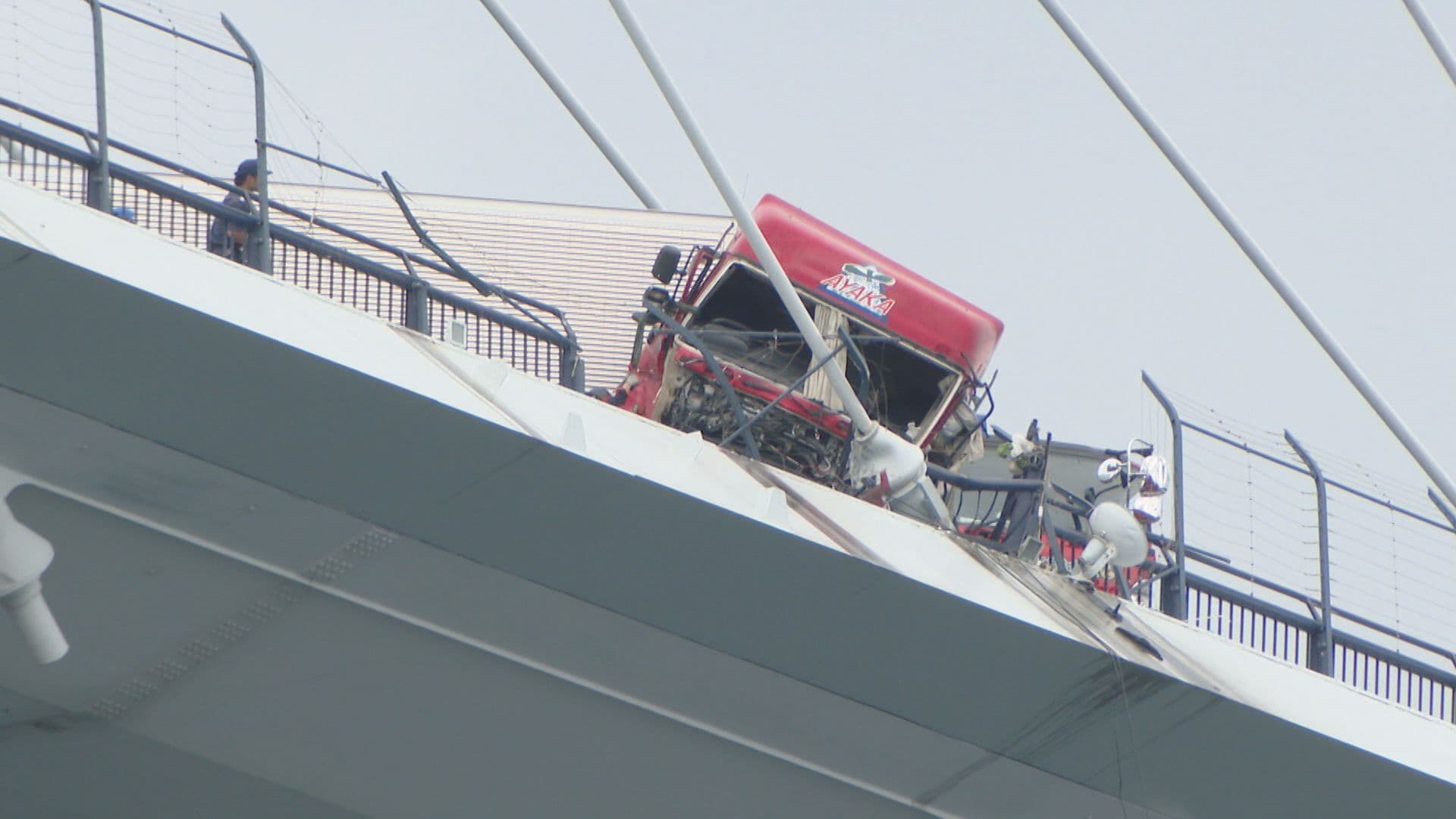 女神大橋で駐停車禁止の車線に停車中の乗用車に大型トレーラーが追突…双方の運転手を書類送検