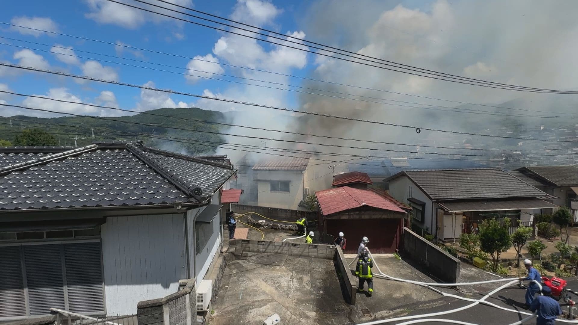 ｢茶色っぽい煙が…｣佐世保市の住宅街で火災 ２棟全焼 避難の際に１人がけが