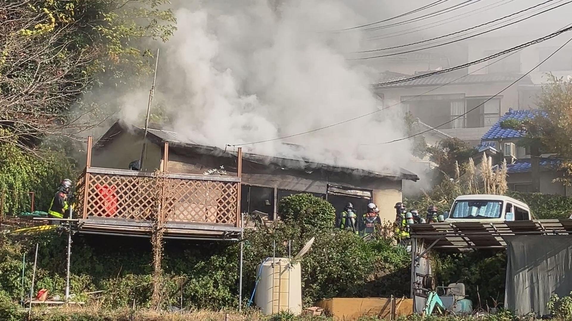 爆発音も…佐世保市山手町で倉庫が全焼 中には薪ストーブも けが人なし