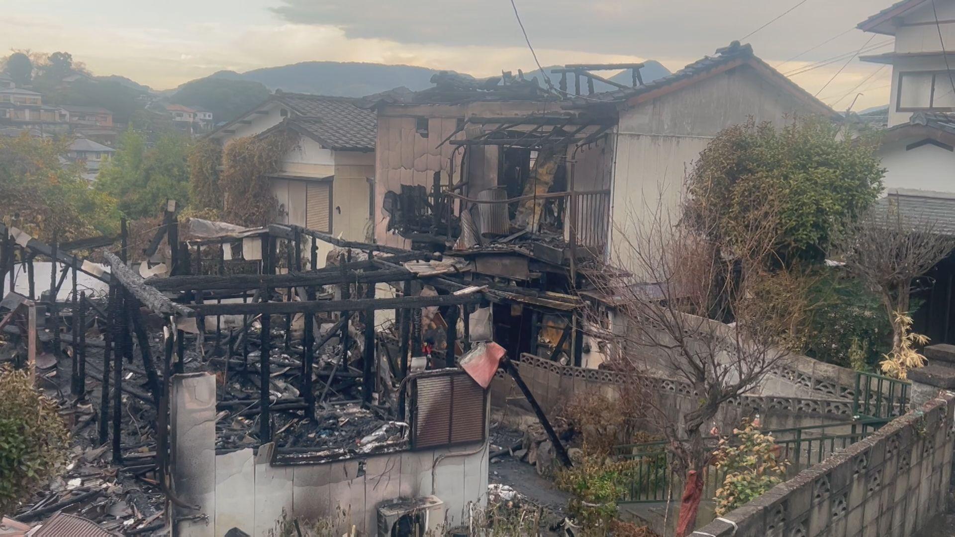 ２棟全焼火災の焼け跡で｢炎が見える｣と通報…鎮火後も熱が残っていた可能性 長崎市