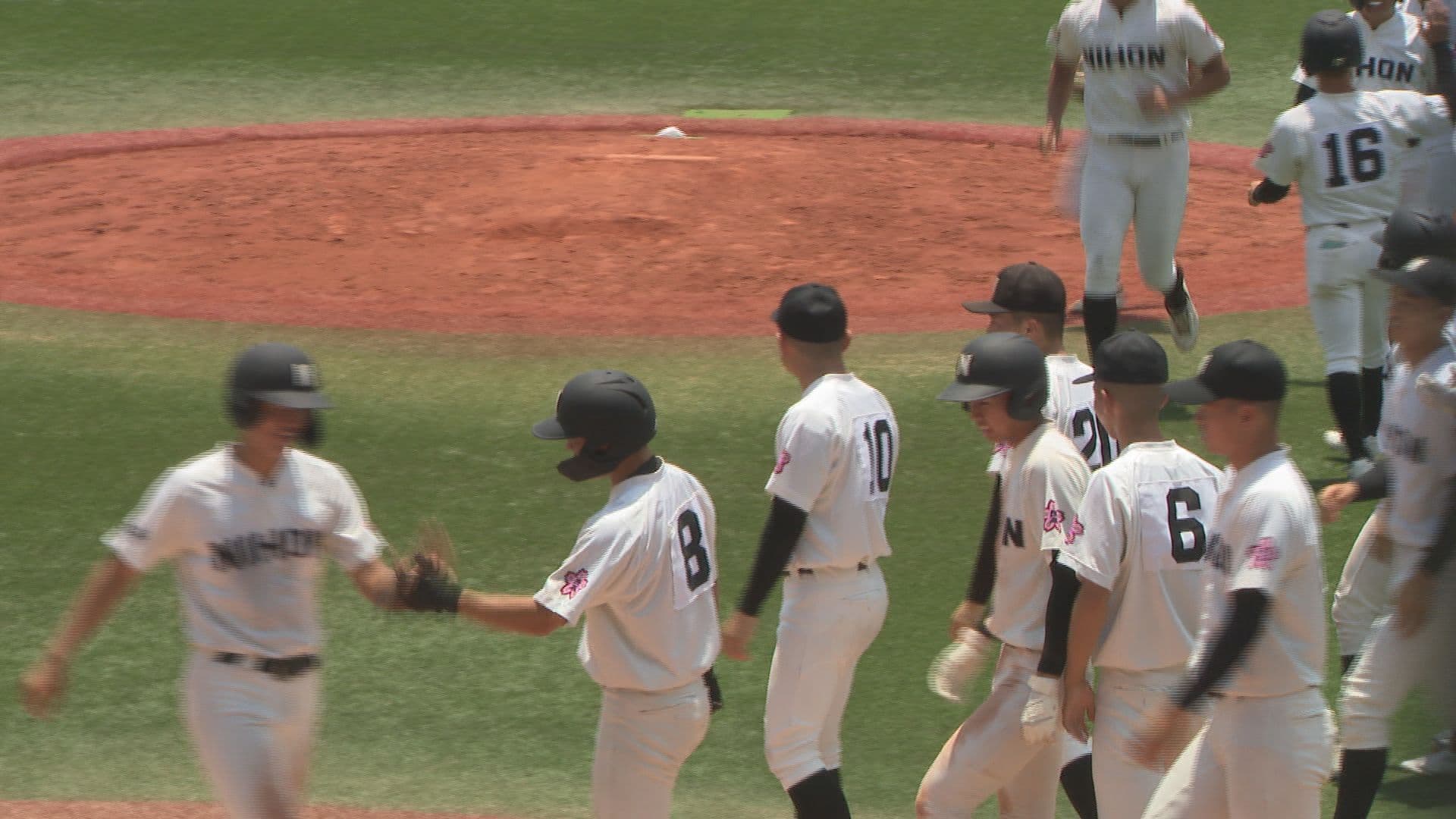 勝利の瞬間ハイタッチ