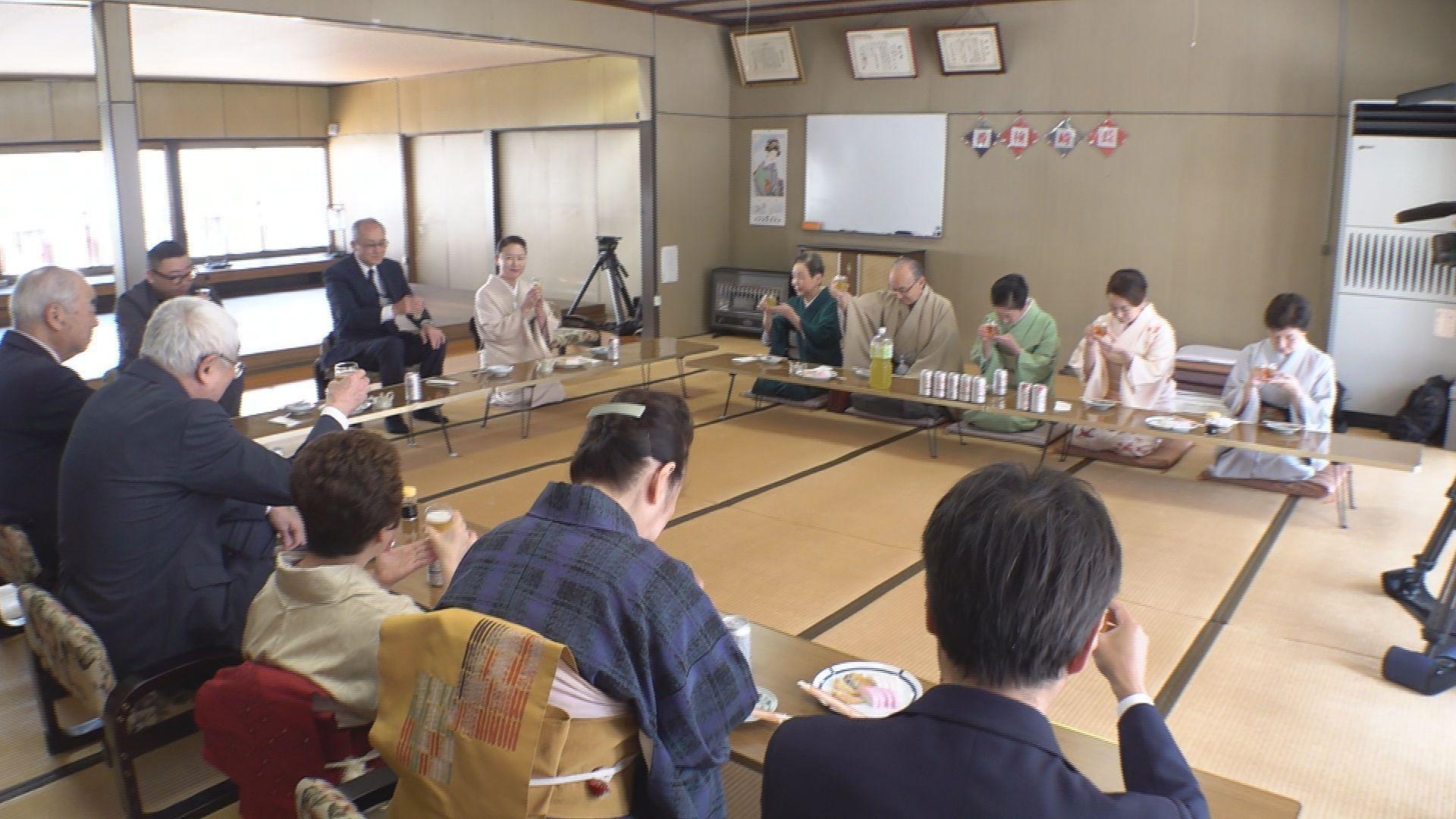 「阿蘭陀万歳」を奉納　くんち踊町･新橋町が長崎検番と結納