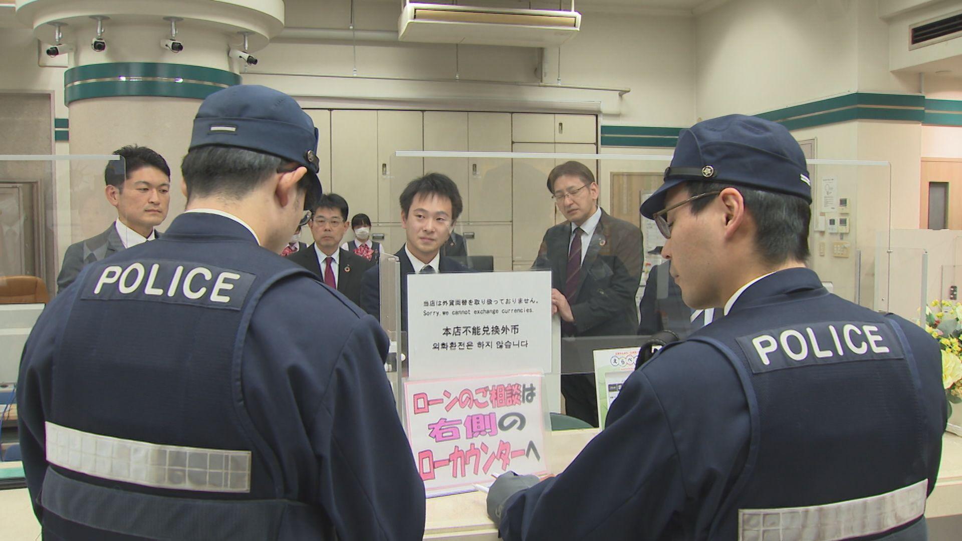 冬のボーナス時期を前に佐世保市の銀行で強盗を想定した訓練