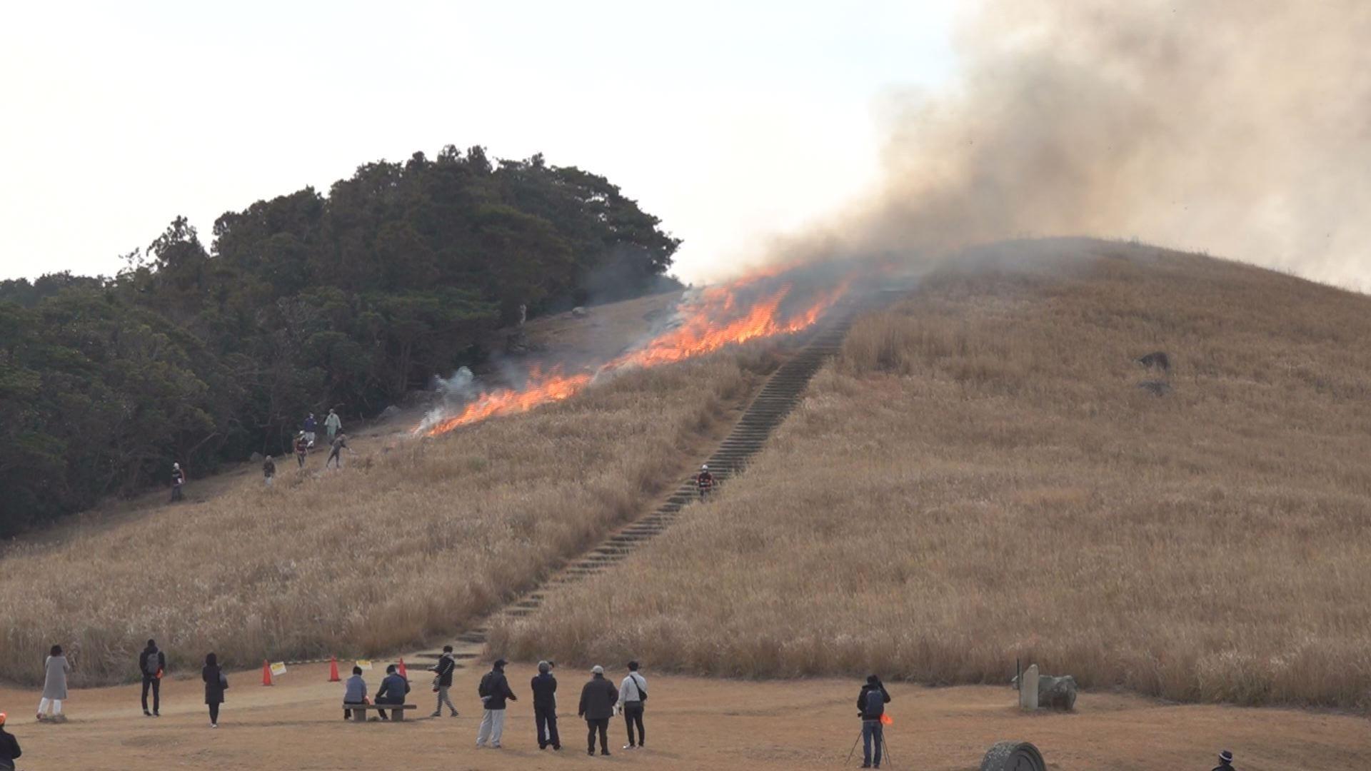 川内峠で炎のショー「野焼き」春の風物詩３年ぶり　平戸市